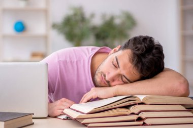 Sınıfta sınava hazırlanan genç bir öğrenci.