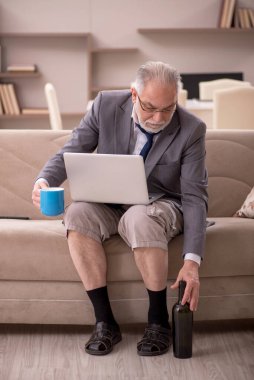 Salgın sırasında evden çalışan eski bir işadamı