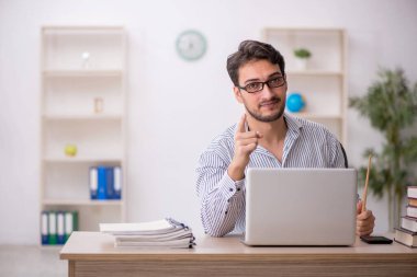 Tele-eğitim konseptinde çalışan genç öğrenci.