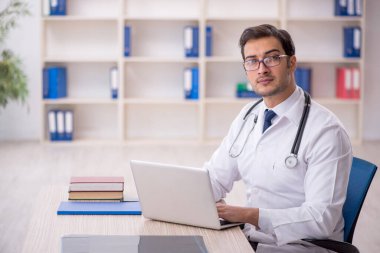 Teletıp konseptinde genç doktor