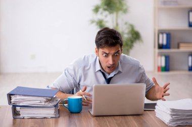 Ofiste çalışan genç işadamı.