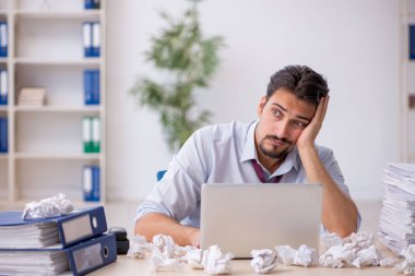 Reddedilmiş fikirler konseptinde genç işadamı