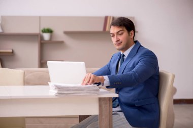 Salgın sırasında evden çalışan genç bir işadamı