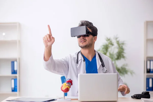 Ung Läkare Njuter Virtuella Glasögon Kliniken — Stockfoto