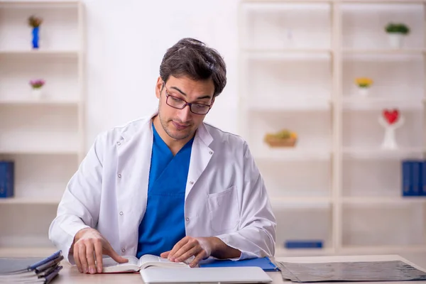 Νέοι Άνδρες Φοιτητής Γιατρός Ανάγνωση Βιβλίο Στο Νοσοκομείο — Φωτογραφία Αρχείου