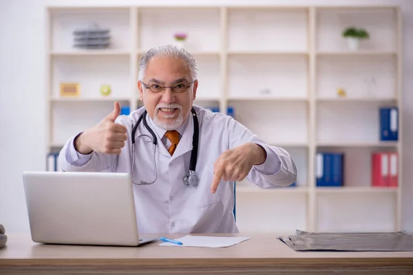Old Male Doctor Working Hospital — Stock Photo, Image