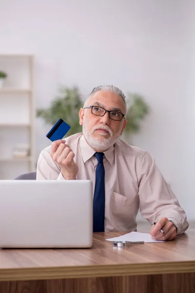 Velho Empregado Segurando Cartão Crédito Local Trabalho — Fotografia de Stock