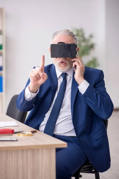 Old Businessman Employee Wearing Virtual Glasses Office — 스톡 사진