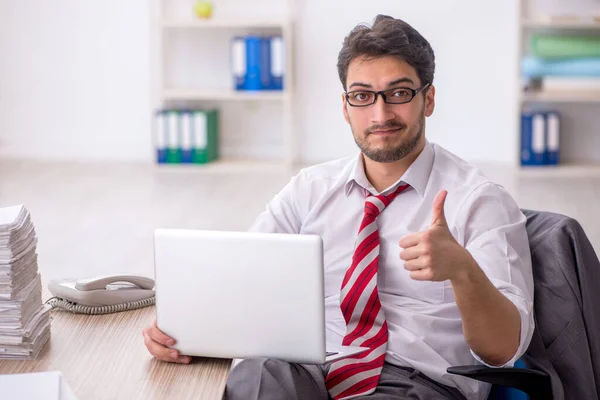 Joven Empleado Descontento Con Exceso Trabajo Oficina —  Fotos de Stock