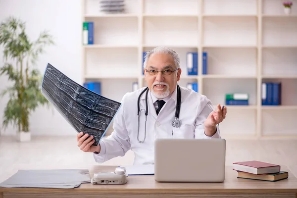 Ηλικιωμένοι Άνδρες Ακτινολόγος Γιατρός Που Εργάζονται Στην Κλινική — Φωτογραφία Αρχείου