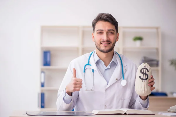 Young Doctor Remuneration Concept — Stock Photo, Image