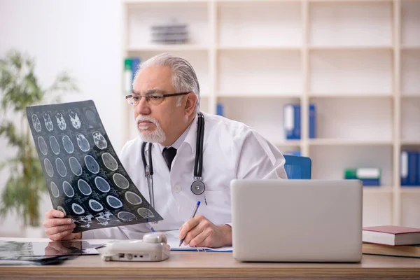 Ältere Männliche Arzt Radiologe Arbeitet Der Klinik — Stockfoto