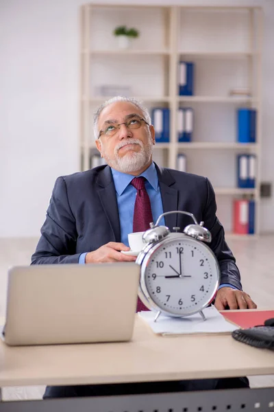 Velho Empresário Empregado Conceito Gerenciamento Tempo — Fotografia de Stock