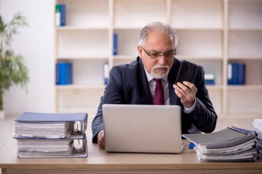 Ofiste çalışan eski bir işadamı.