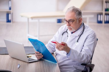 Hastanede çalışan yaşlı doktor.