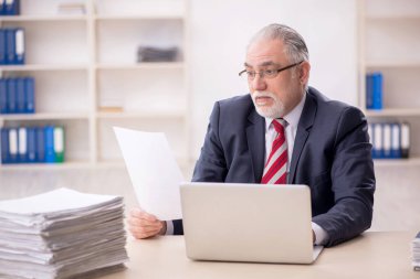 Eski çalışanım ve ofiste çok işim var.