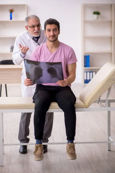 Ung Patient Besöker Gamla Läkare Radiolog — Stockfoto