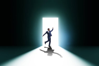 İş adamı kaçış konseptinde arka kapıdan giriyor