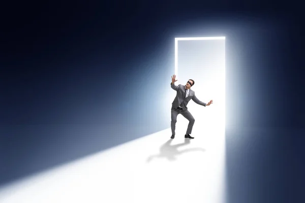 Biznesmen Wchodzi Podświetlone Drzwi Koncepcji Ucieczki — Zdjęcie stockowe