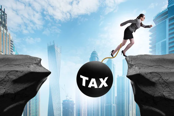 Konzept Der Steuerbelastung Mit Unternehmerin Über Den Abgrund — Stockfoto