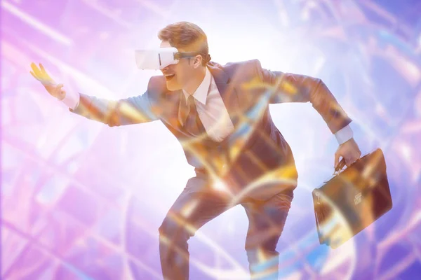 Έννοια Εικονικής Πραγματικότητας Τον Άνδρα Και Γυαλιά Εικονικής Πραγματικότητας — Φωτογραφία Αρχείου