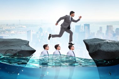 İş adamının kelleler üzerinde yürüdüğü eşit rekabet kavramı.