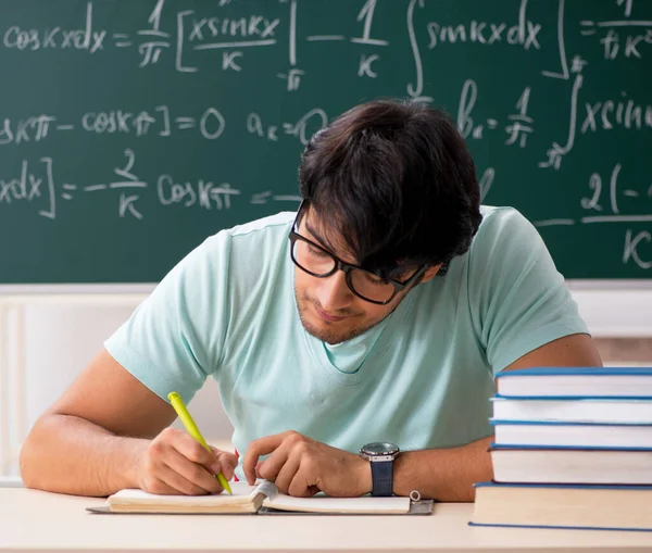 Νεαρός Μαθητής Μαθηματικός Μπροστά Από Τον Πίνακα — Φωτογραφία Αρχείου