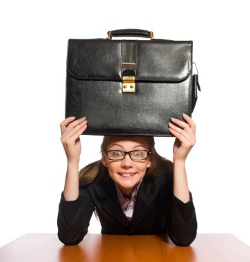 Uzun masada oturan kadın çalışan beyazın üzerinde tek başına.