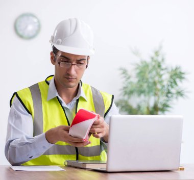 Ofiste çalışan genç erkek mimar.