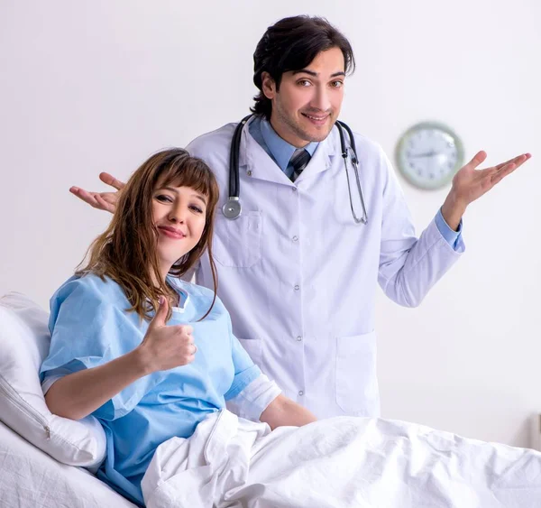 Médico Masculino Visitando Paciente Femenina Sala —  Fotos de Stock