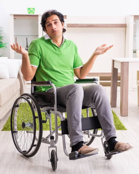 Evdeki Tekerlekli Sandalyedeki Yakışıklı Genç Adam — Stok fotoğraf