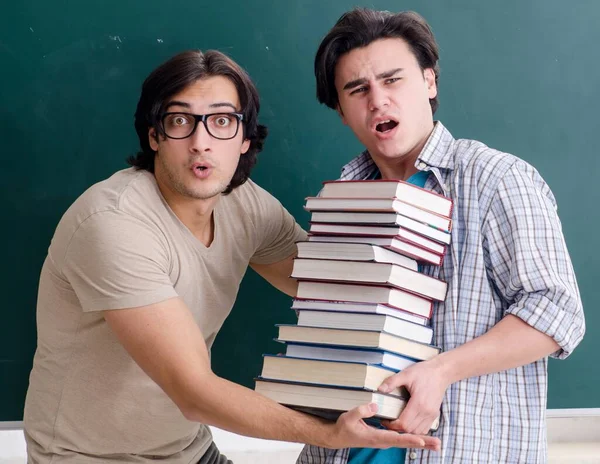 Két Férfi Diák Osztályteremben — Stock Fotó