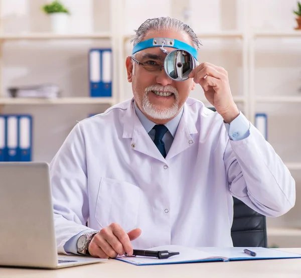 Starší Mužský Lékař Laryngolog Pracující Klinice — Stock fotografie