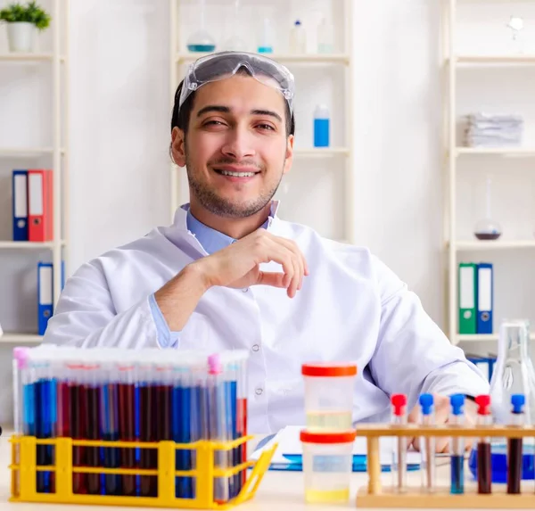 Laboratuvarda Çalışan Genç Erkek Kimyager — Stok fotoğraf