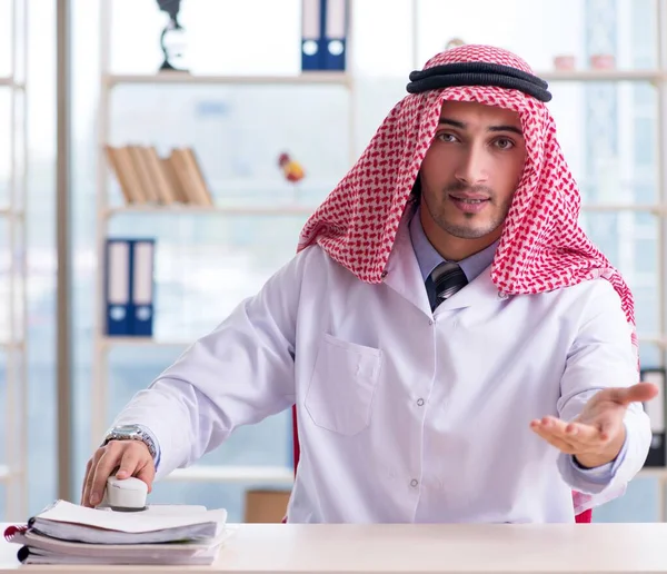 Klinikte Çalışan Arap Doktor — Stok fotoğraf
