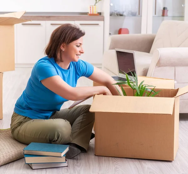 Middle Aged Woman Moving New Flat — Stockfoto