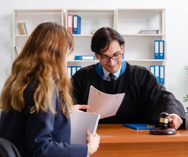 Young Woman Visiting Male Lawyer — Stock Photo, Image