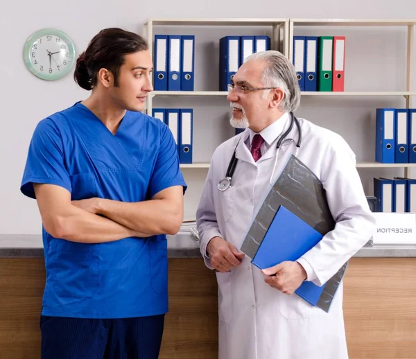 Doktorlar Hastanede Resepsiyonda Konuşuyor — Stok fotoğraf
