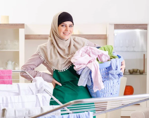 Mulher Hijab Fazendo Roupas Engomar Casa — Fotografia de Stock