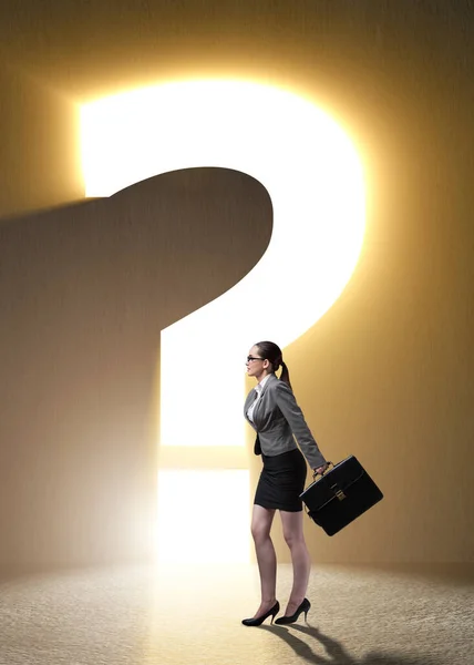 Zakenvrouw Geconfronteerd Met Moeilijke Keuze Dilemma — Stockfoto