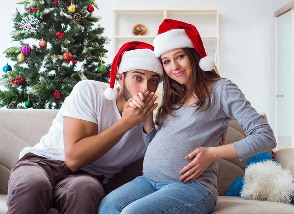 Młoda Rodzina Spodziewa Się Dziecka Świętującego Boże Narodzenie — Zdjęcie stockowe