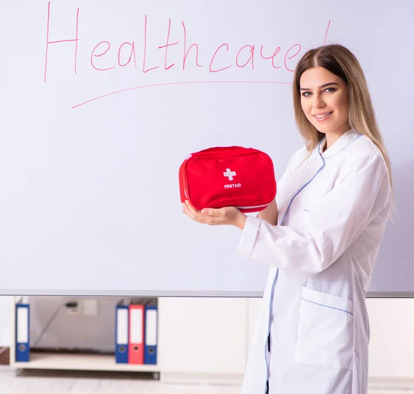 Den Unga Kvinnliga Läkaren Står Framför Den Vita Tavlan — Stockfoto