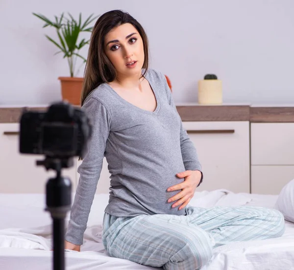 Zwangere Vrouw Opname Video Voor Haar Blog — Stockfoto