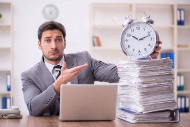 Zaman yönetimi konseptinde genç çalışan