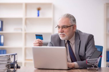 E-ticaret konseptinde eski bir işadamı