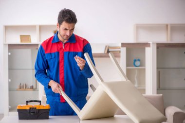 Evde çalışan genç bir marangoz.