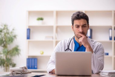 Teletıp konseptinde genç doktor