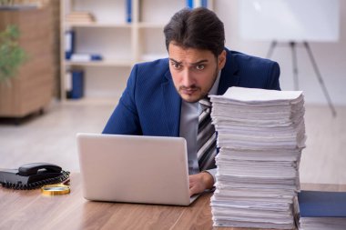 Genç işadamı işyerinde aşırı çalışmaktan memnun değil.