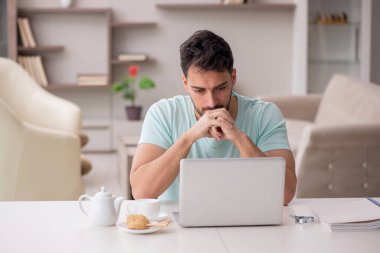 Salgın sırasında evden çalışan genç bir serbest çalışan.