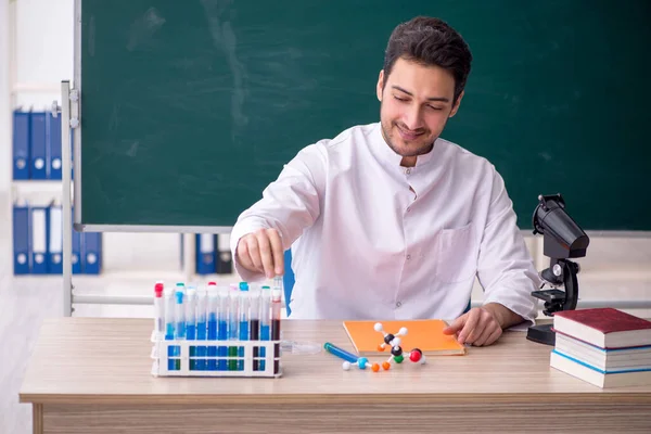 Ung Kemist Lärare Sitter Klassrummet — Stockfoto